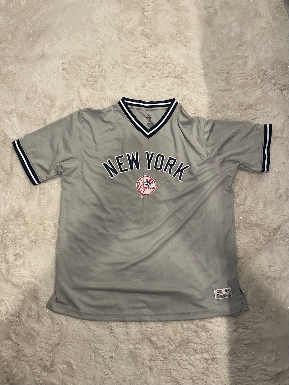 MENS YANKEES XL EXTRA LARGE VNECK SHIRT JERSEY OFFICIAL MLB GEAR LIGHT GREY GRAY